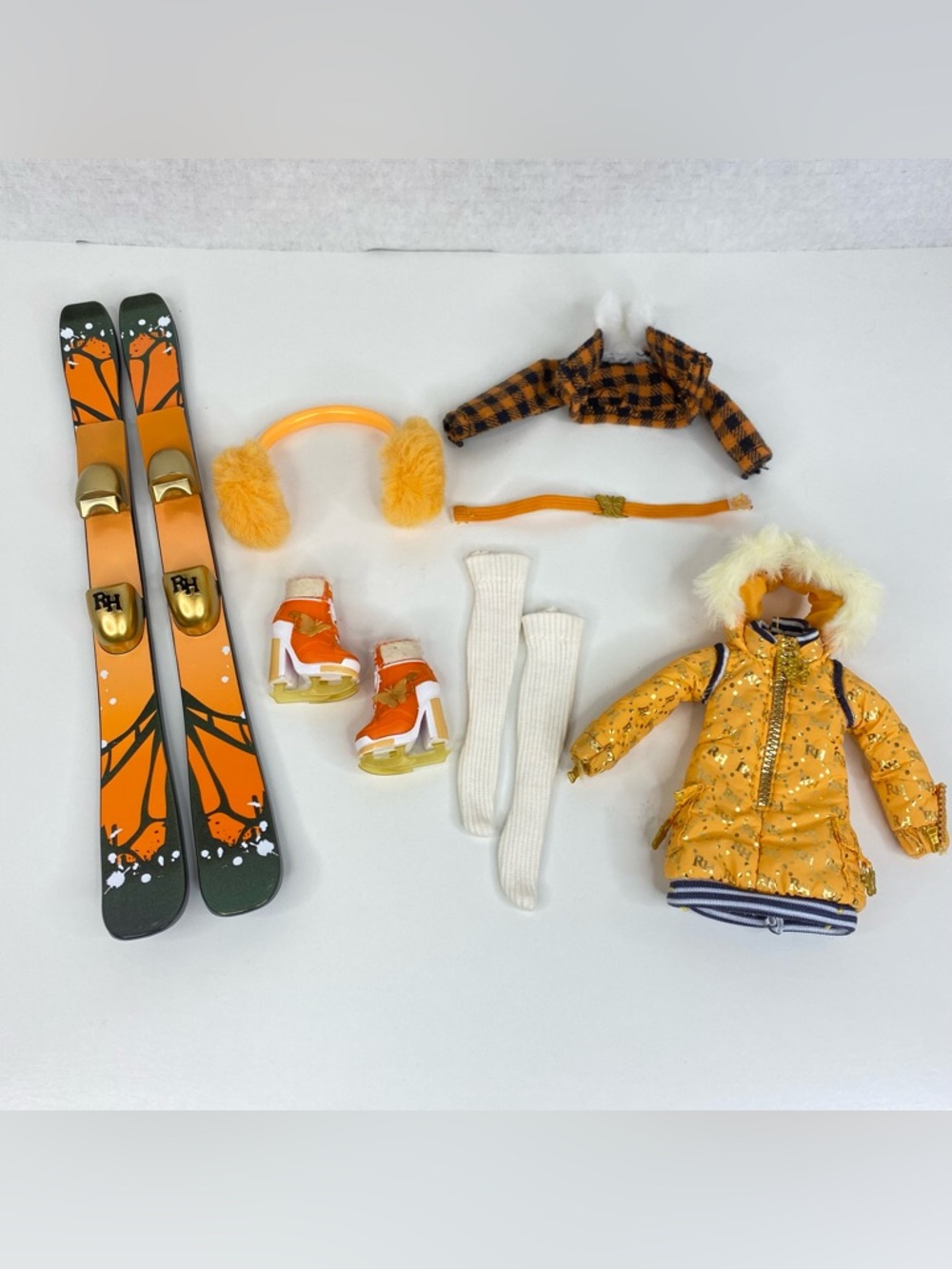 Rainbow High Poppy Rowan Winter Break Skis Jacket Ear Muffs Ice Skates Belt